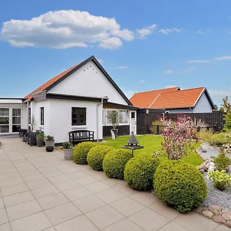 House Close To Town And Shopping Vila