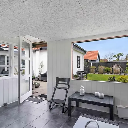 House Close To Town And Shopping Vila